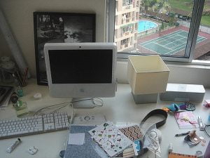 messy desk london office etiquette